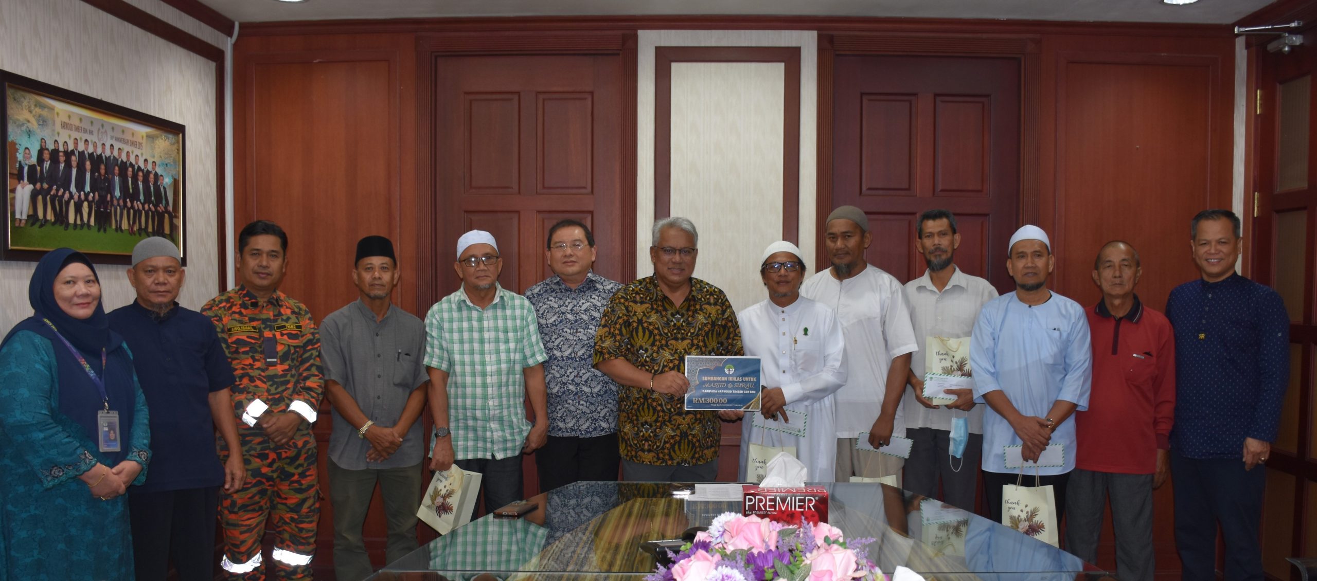Read more about the article MAJLIS SIMBOLIK PENYERAHAN SUMBANGAN BAGI MASJID DAN SURAU